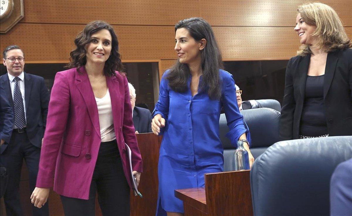 Isabel Díaz Ayuso (izquierda) y Rocío Monasterio (derecha) en la Asamblea de Madrid.