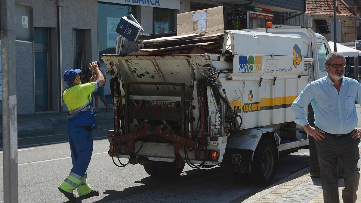 Recogida selectiva de cartón en el concello de Sanxenxo.