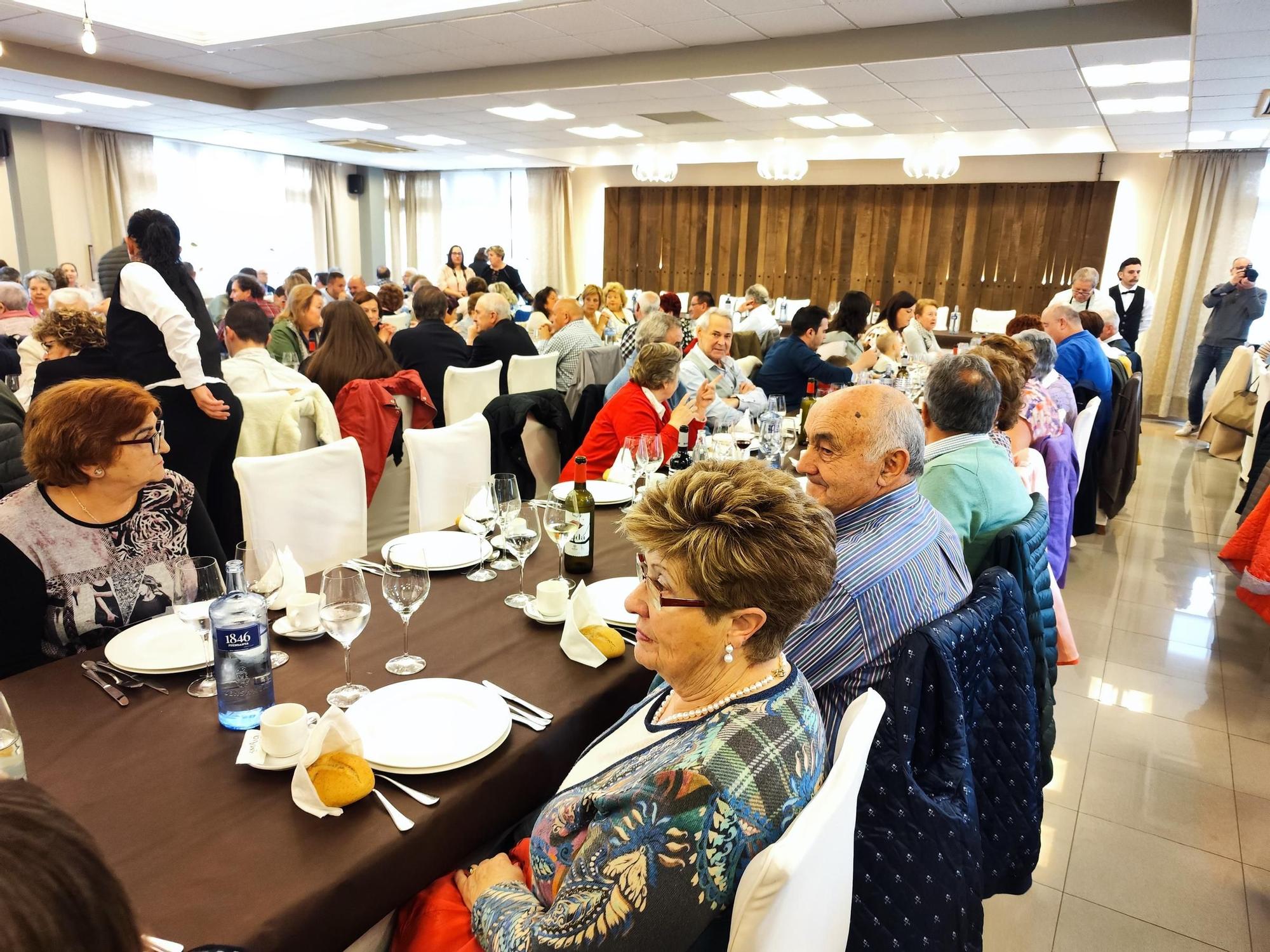 Homenajes y hermandad en la comida anual del Hogar del Pensionista de El Berrón