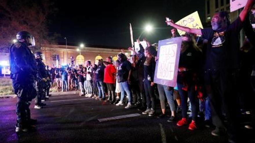 Creix la tensió entre policia i manifestants a Sacramento.