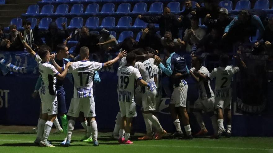 Los jugadores del Atlético Baleares celebran el gol del empate, conseguido por David Rodríguez.