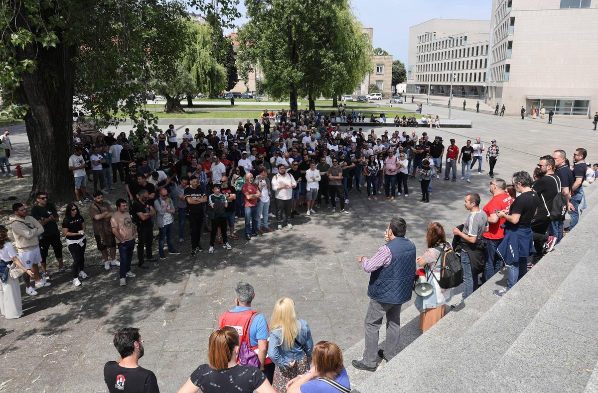 Asamblea de manifestantes en la Praza da Estrela.