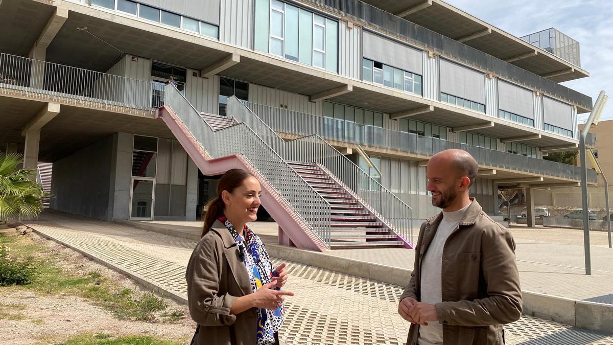 Irene Jódar y José Ángel Ponce, frente al Campus Universitario de Lorca.