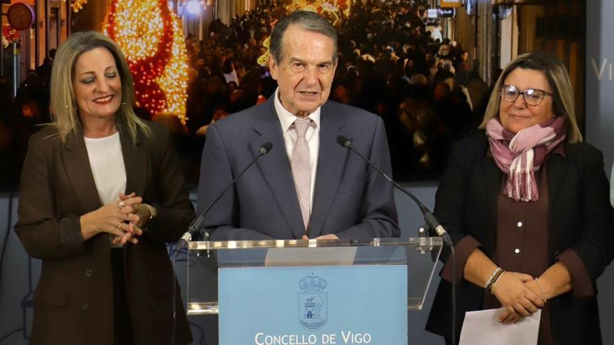 Caballero, acompañado de Nuria Fernández (a su izq.) y la taxista Blanca Vila.