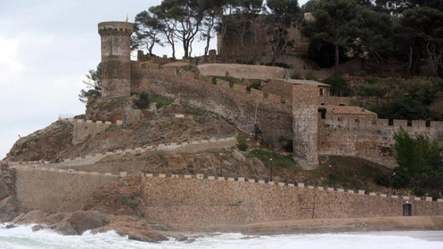 Es restaurarà el tram que abraça la part exterior de muralla que mira a la platja Gran, imatge d&#039;arxiu.