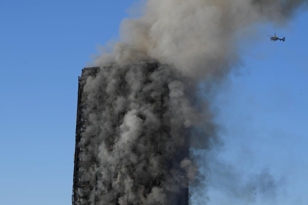 Incendio en un edificio de 24 plantas en Londres