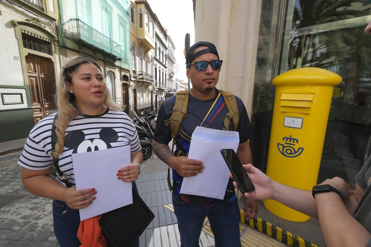 El venezolano David Infante junto a su pareja esta mañana frente a la oficina de Correos en la capital grancanaria.