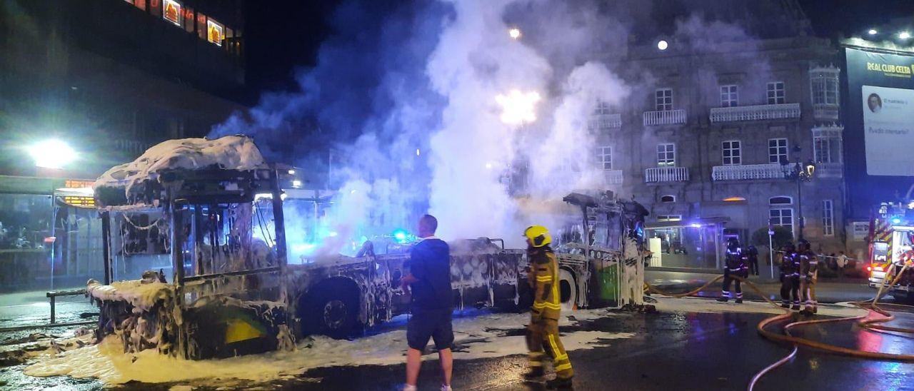 El autobús de Vitrasa que resultó calcinado en Urzáiz la noche del pasado 30 de abril.