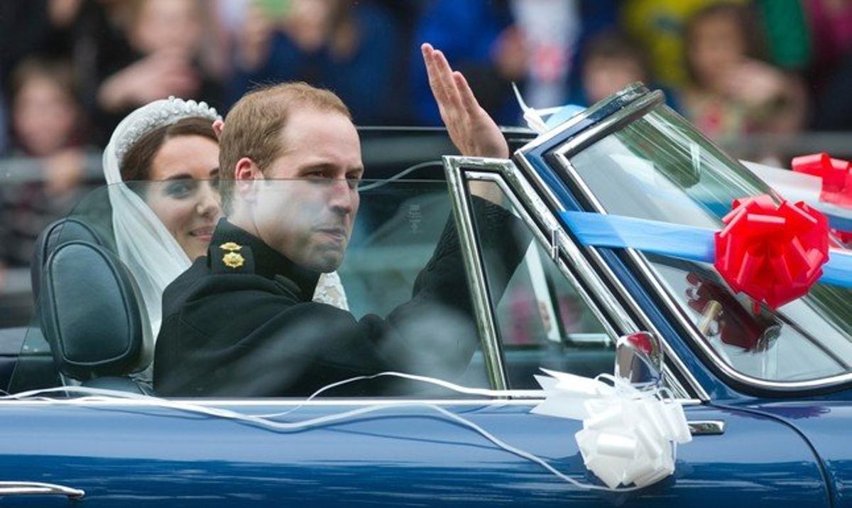 Guillem i Caterina abandonen el palau de Buckingham en un Aston Martin descapotable, el 29 d’abril, després del seu casament.