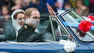 Guillermo y Catalina abandonan el palacio de Buckingham en un Aston Martin descapotable, el pasado 29 de abril, después de su boda.