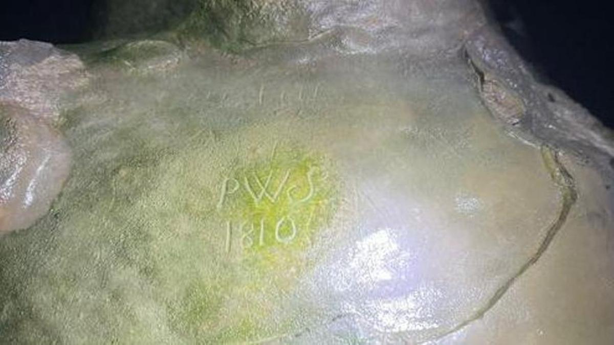 Inscripción hallada en la cueva, &quot;una catedral de estalactitas&quot;, intacta, según los arqueólogos.
