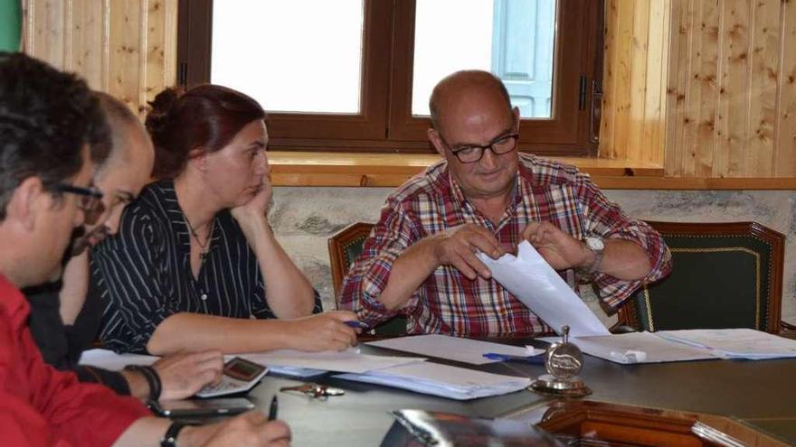 El alcalde de Galende, José Manuel Prieto Ramos, junto a otros miembros del grupo socialista.