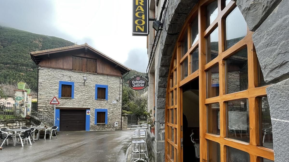 El Hostal Alto Aragón se encuentra en la localidad de Villanúa, en pleno Pirineo aragonés.