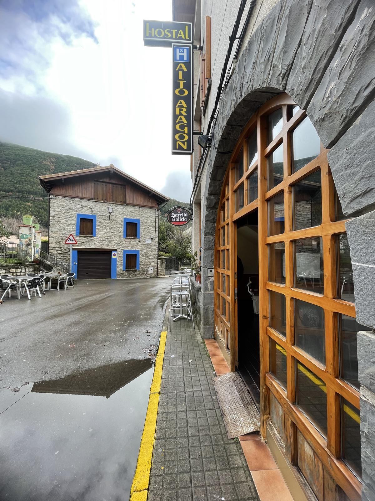 El Hostal Alto Aragón se encuentra en la localidad de Villanúa, en pleno Pirineo aragonés.