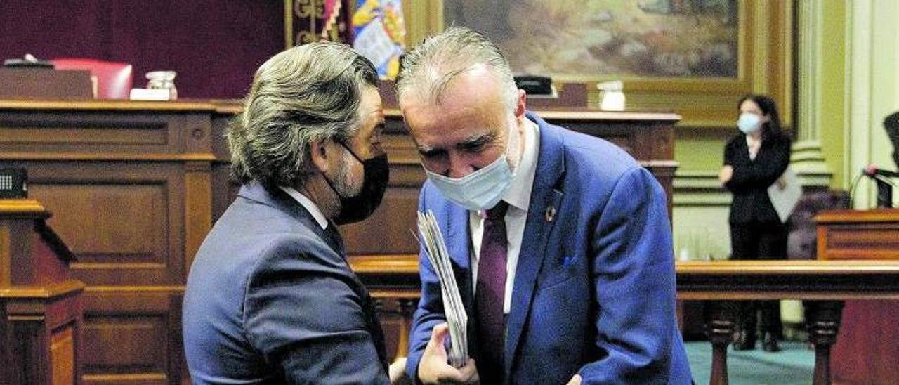 Gustavo Matos dialoga con Ángel Víctor Torres, ayer en el Parlamento.