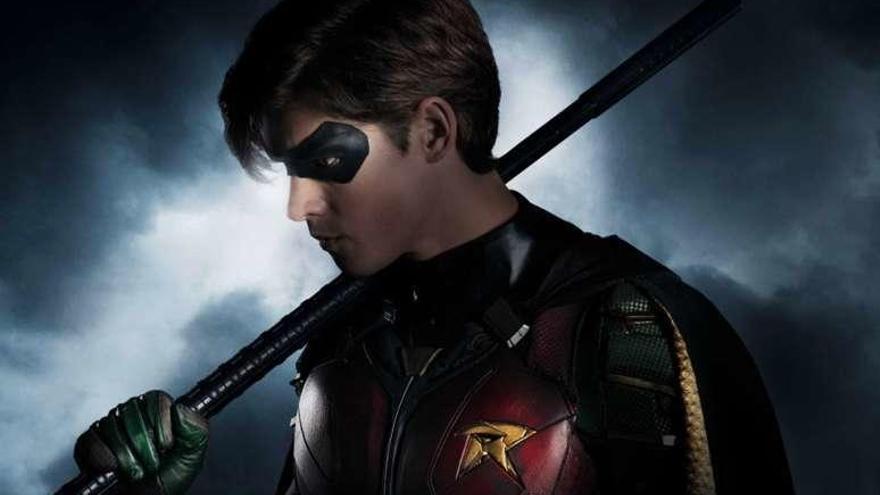 Brenton Thwaites, caracterizado como Robin en &#039;Titans&#039;.