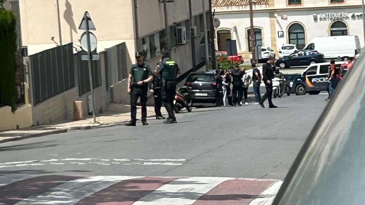 Efectivos policiales en la calle donde se ha producido el tiroteo en Antequera.