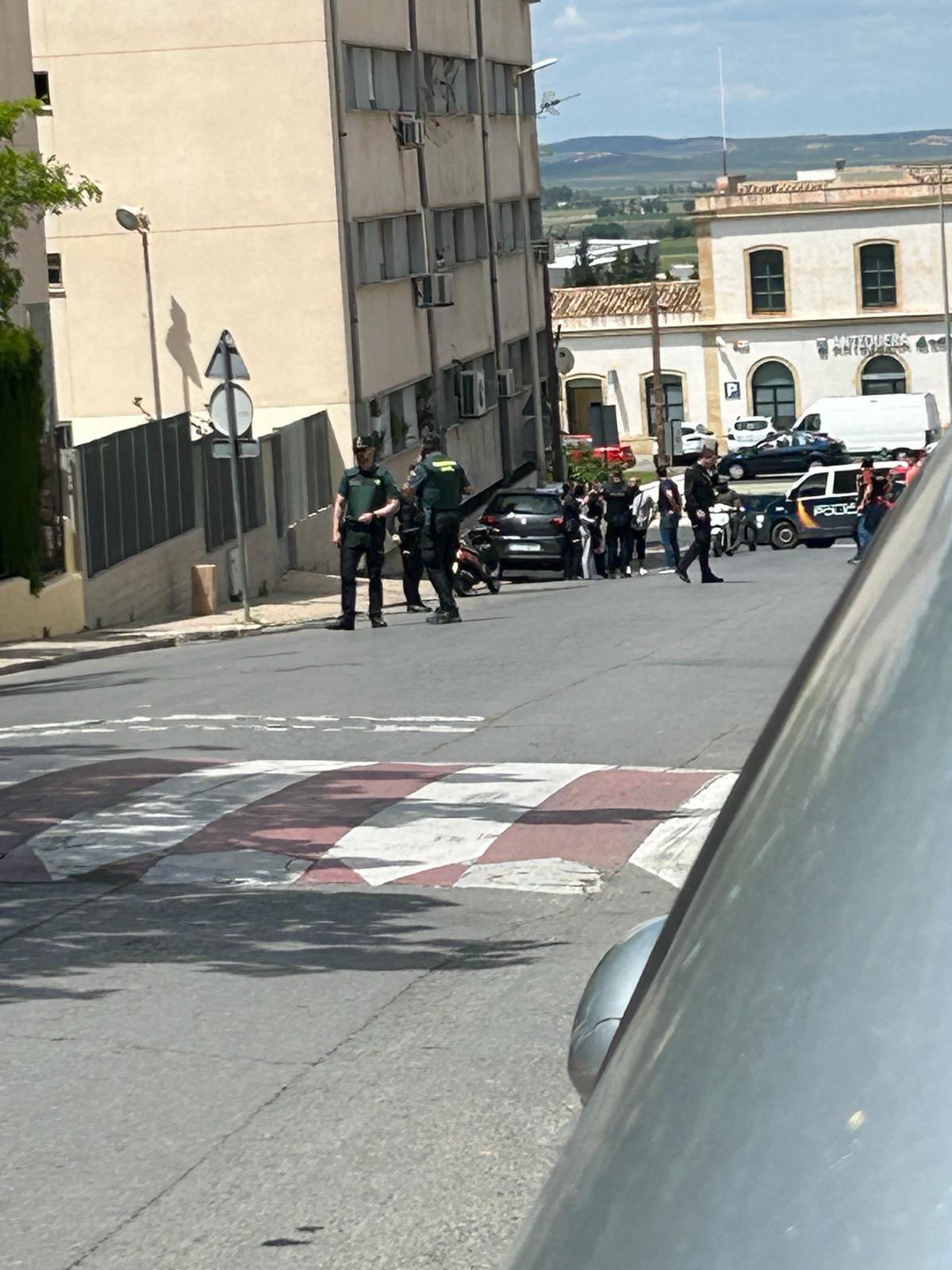 Efectivos policiales en la calle donde se ha producido el tiroteo en Antequera.