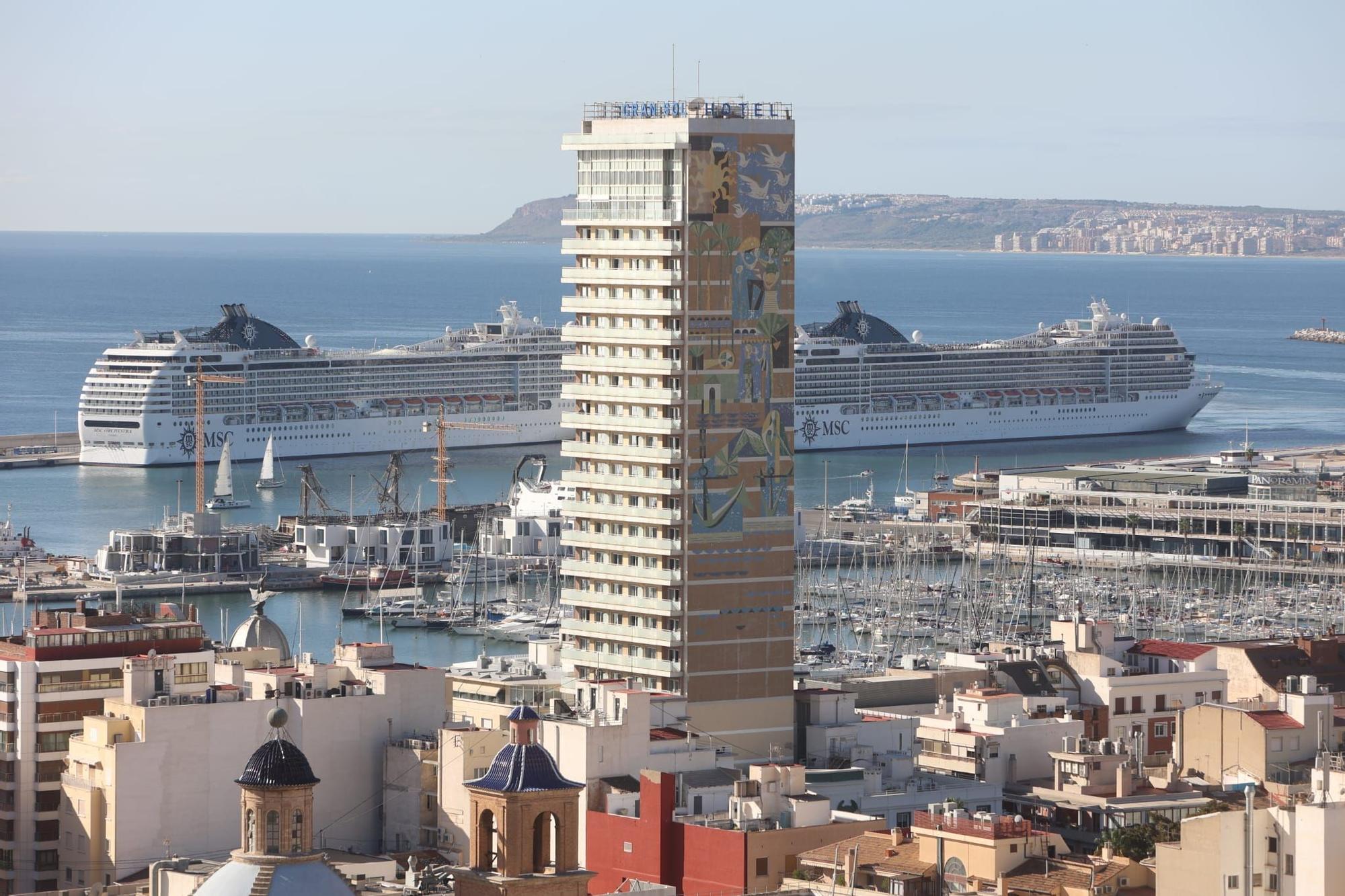 Dos cruceros de la compañía MSC en el Puerto Alicante