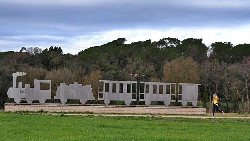 Un homenatge a l&#039;antic tren que feia la ruta fins a Sant Feliu de Guíxols i que podem trobar pel camí abans d&#039;arribar a Llambilles.