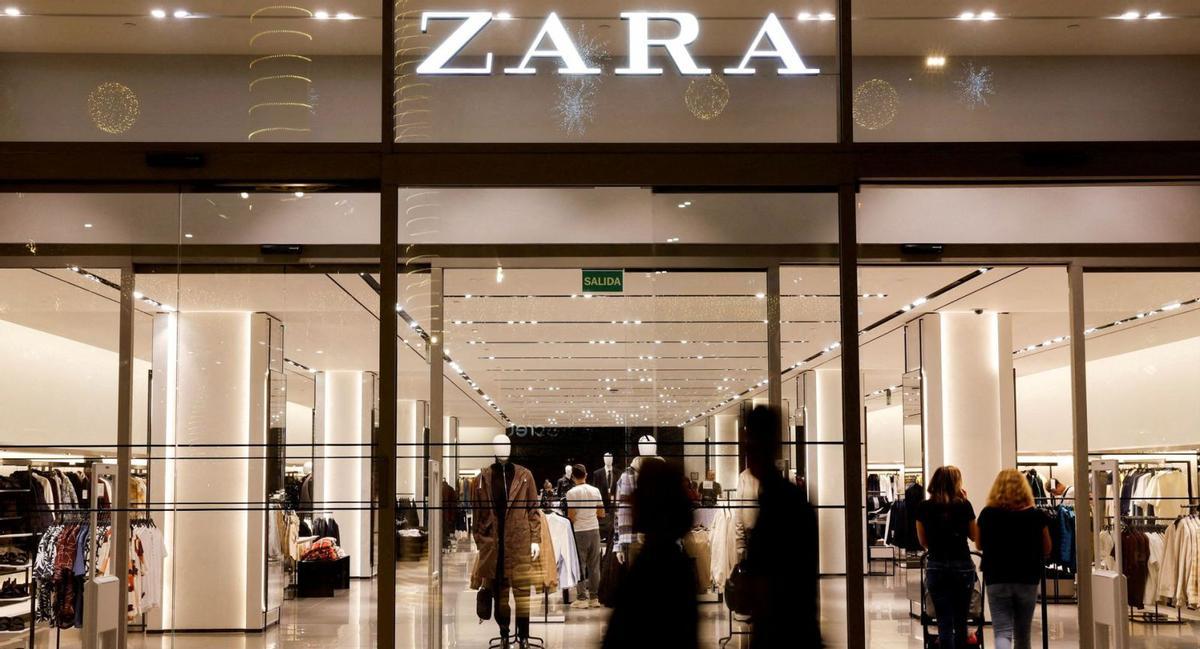 Clientes entrando en una tienda Zara, buque insignia de Inditex   / reuters