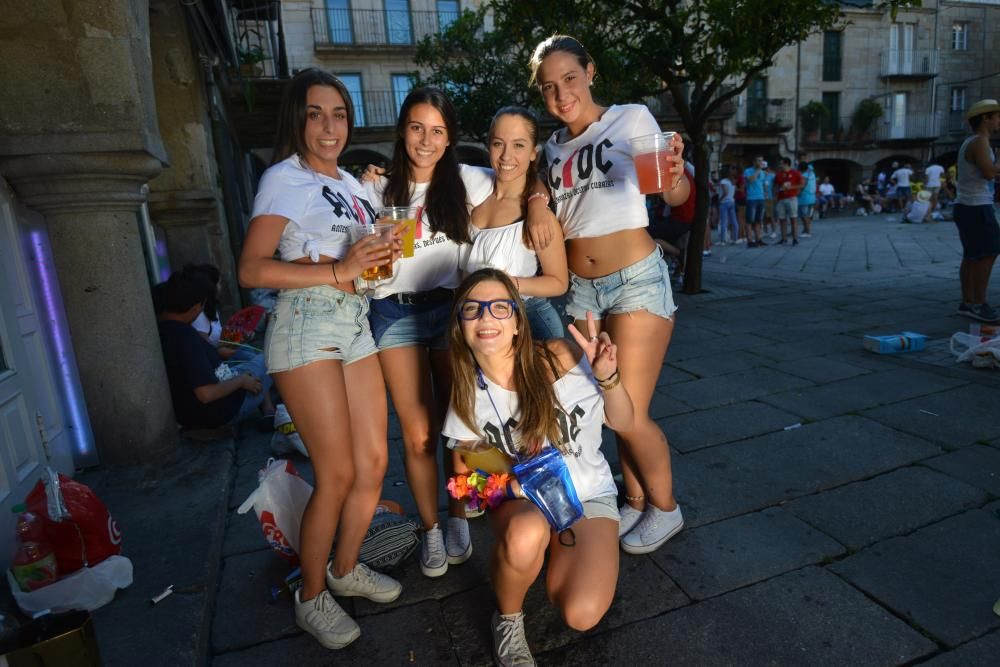 Pistolas de agua, sol, calor, camisetas a juego y botellón para una jornada de diversión en la ciudad del Lérez