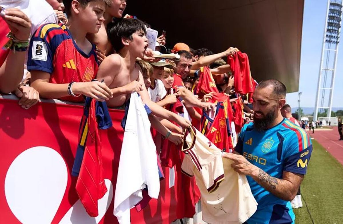Borja Iglesias firmando autógrafos a los aficionados en la sede de la selección española en Las Rozas