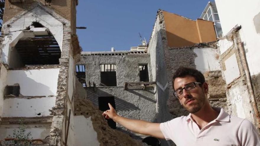 El historiador señala un edificio en ruinas en la calle Tomás de Cózar.