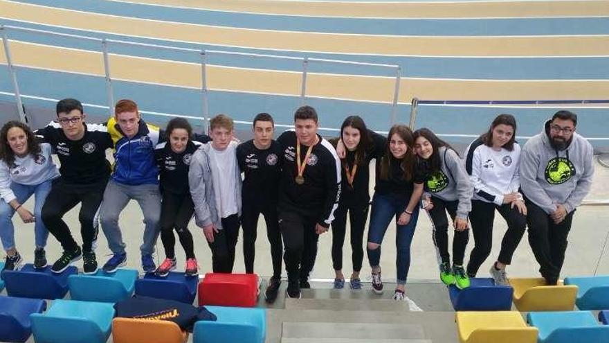 Los deportistas y el cuerpo técnico del Atletismo Lugones, el pasado fin de semana, en Sabadell.
