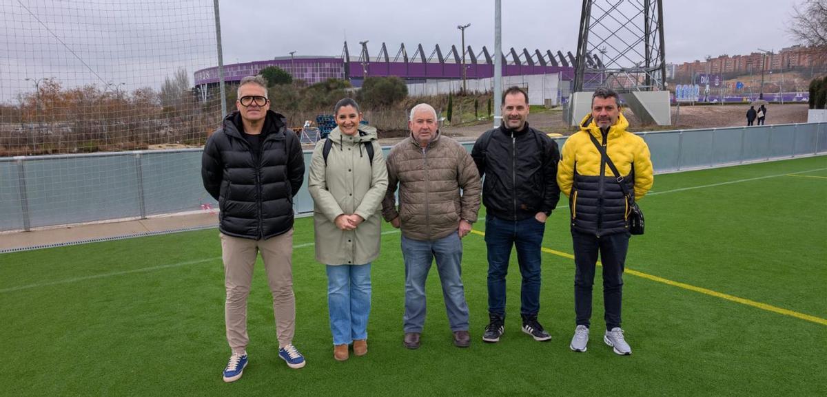 Representantes del Concello, del club y del equipo redactor, en los campos anexos al José Zorrilla.