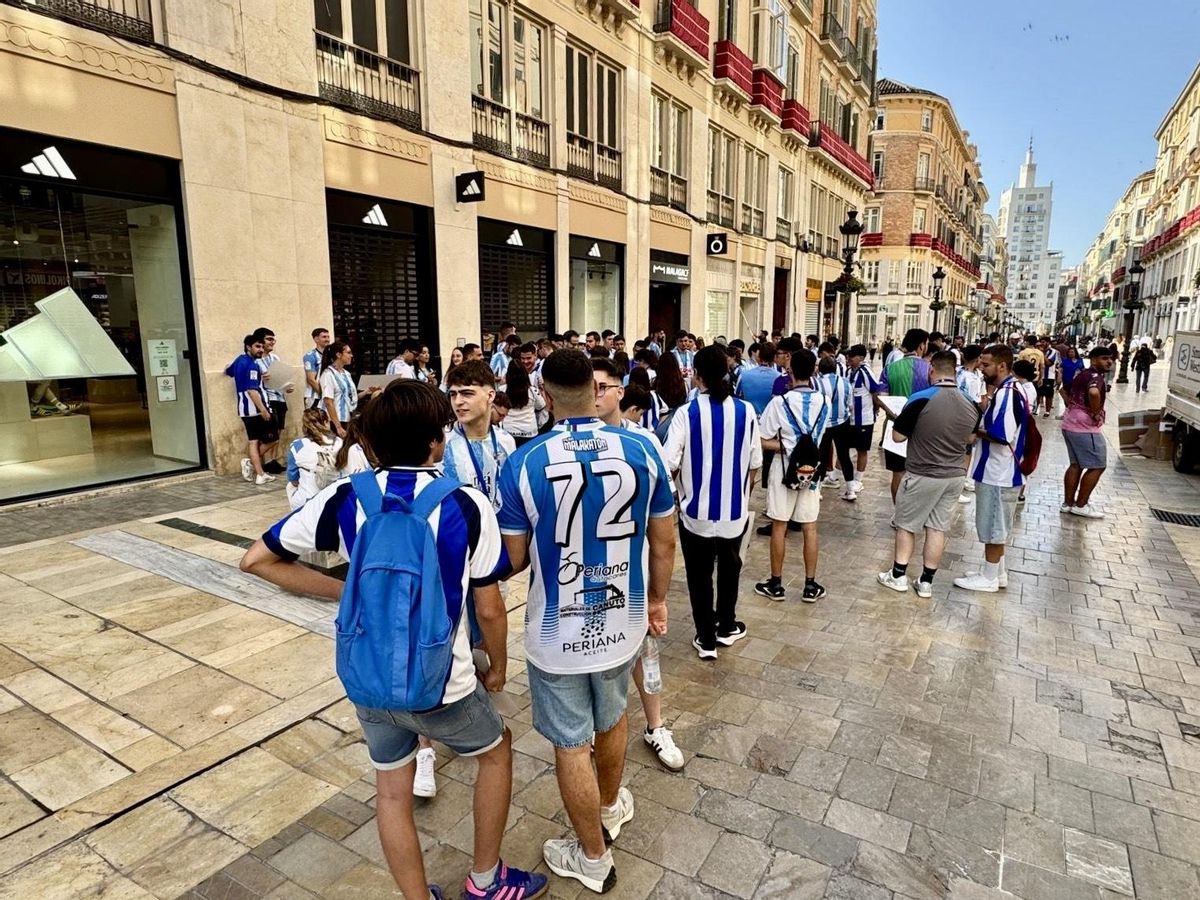Aficionados se agolpan en la tienda del Málaga CF para comprar la nueva equipación para la nueva temporada.