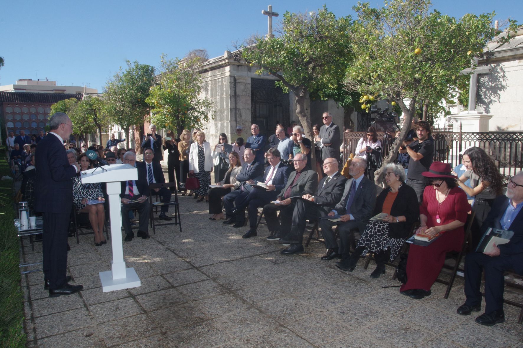 Homenaje al poeta Alfonso Canales con motivo del centenario de su nacimiento, en el cementerio de San Miguel.