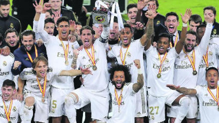 Imagen de grupo del Real Madrid, campeón de la Supercopa de España.