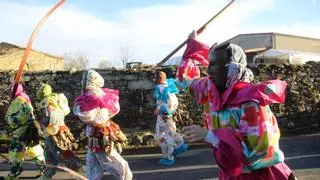 Villanueva abre las calles al revulsivo del carnaval de Cencerros