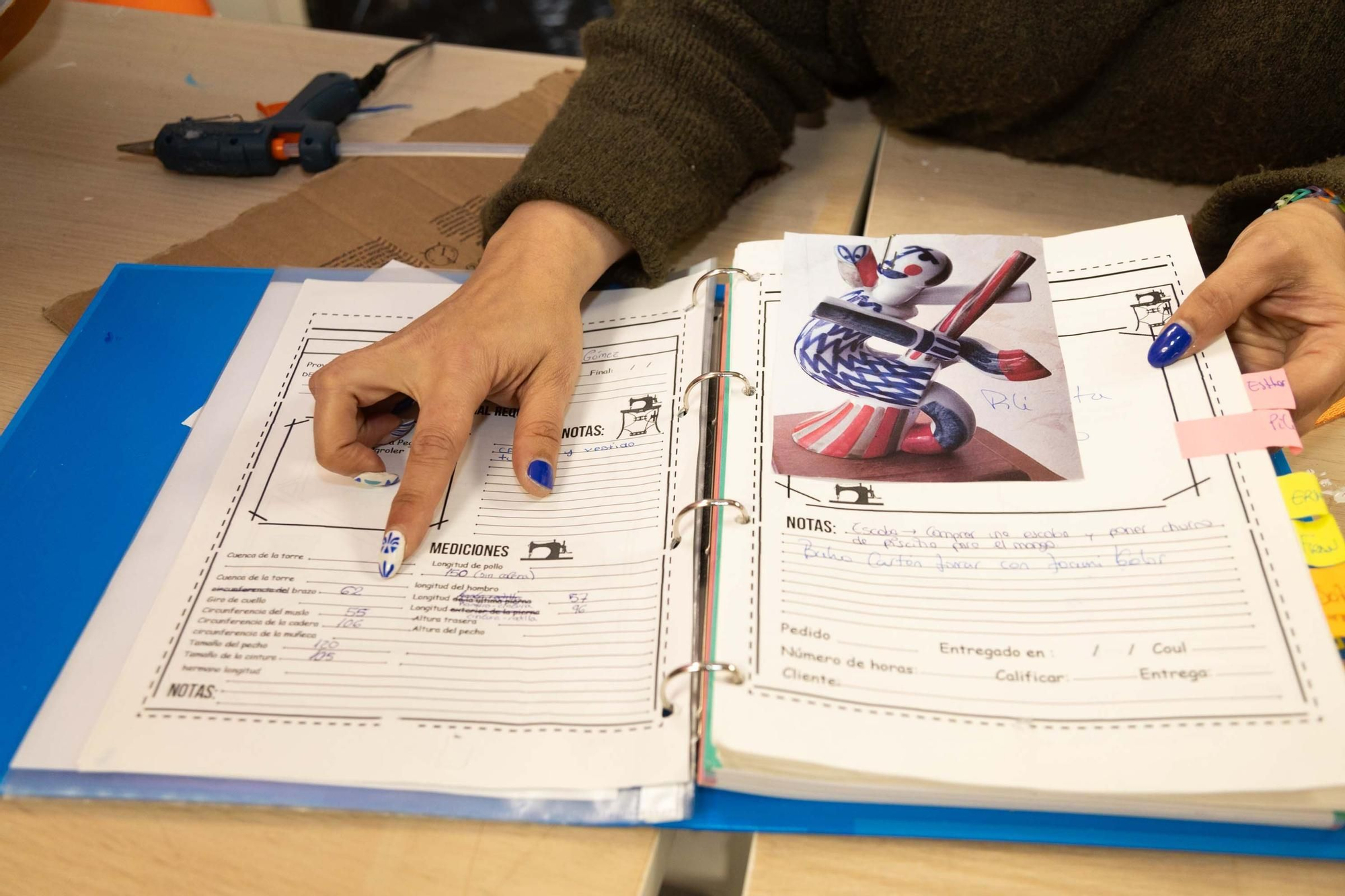 La papelería de Arteixo convertida en taller de Sargadelos