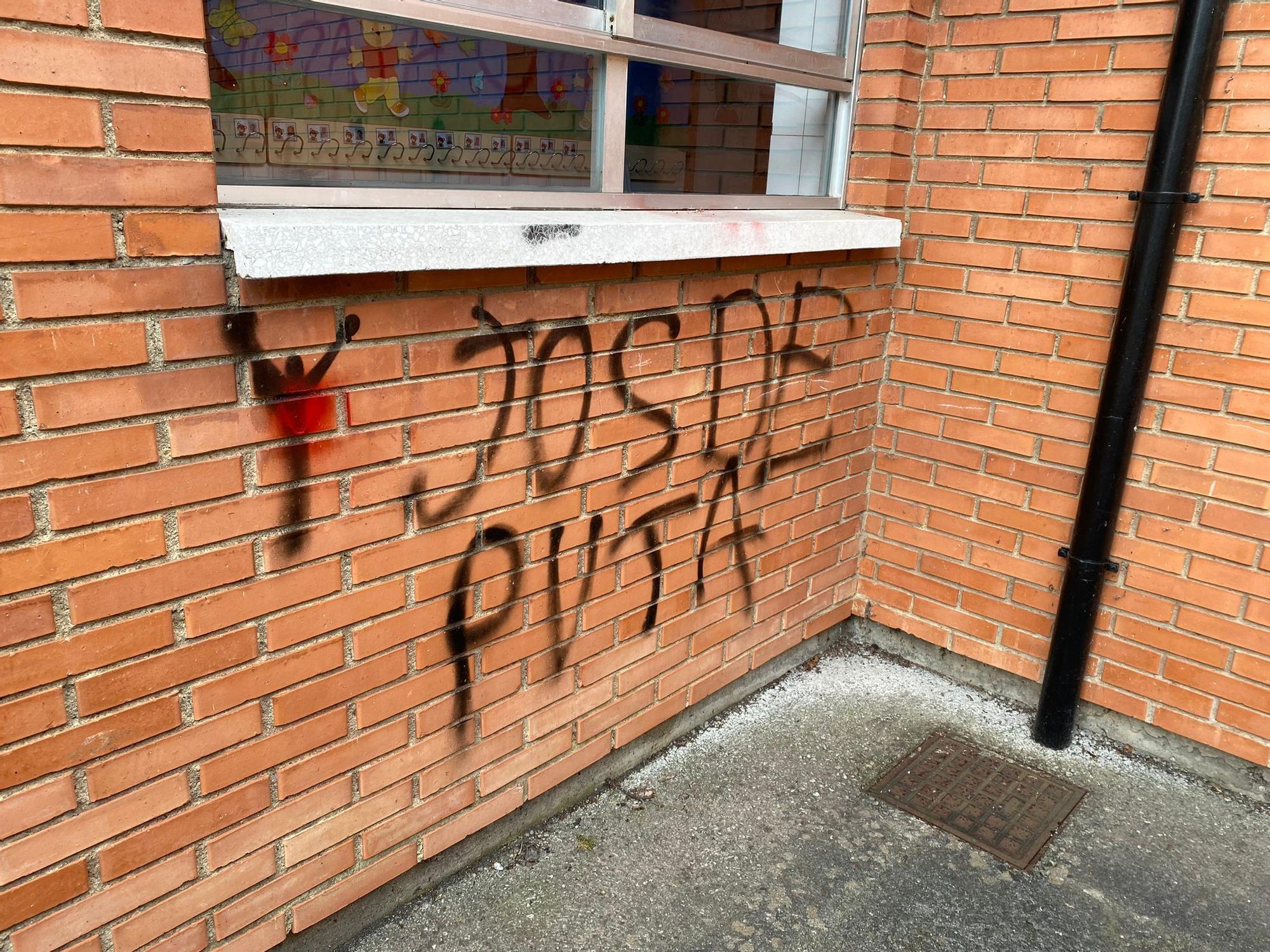 Destrozan a pedradas los cristales de las ventanas del colegio de Lugo de Llanera, lleno también de pintadas e insultos en las fachadas