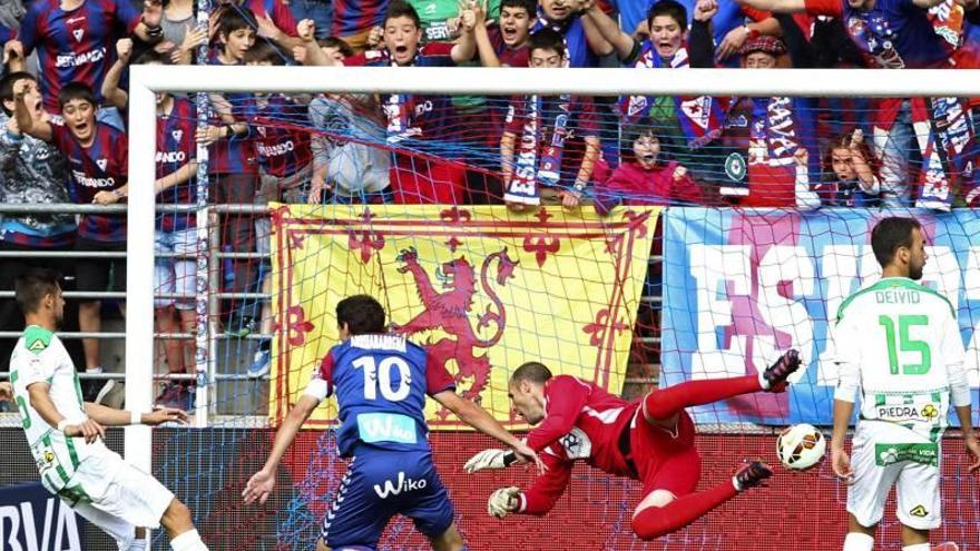 Arruabarrena marca el primer gol del Eibar.