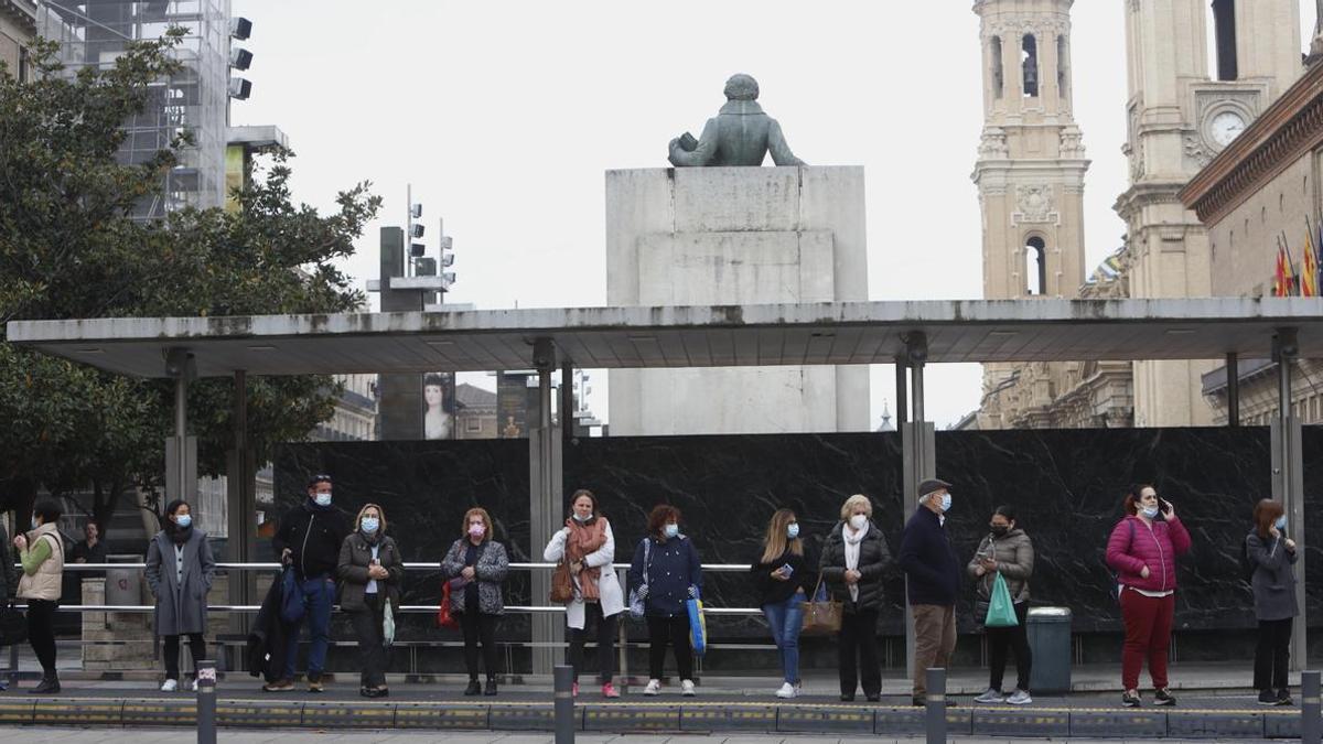 Usuarios esperando en la parada de la calle Don Jaime de Zaragoza.