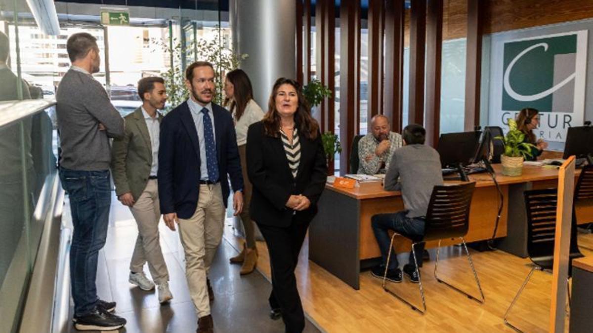Hernández Zapata, junto a la viceconsejera Julieta Schallenberg, ayer en la Oficina de Energía inaugurada.