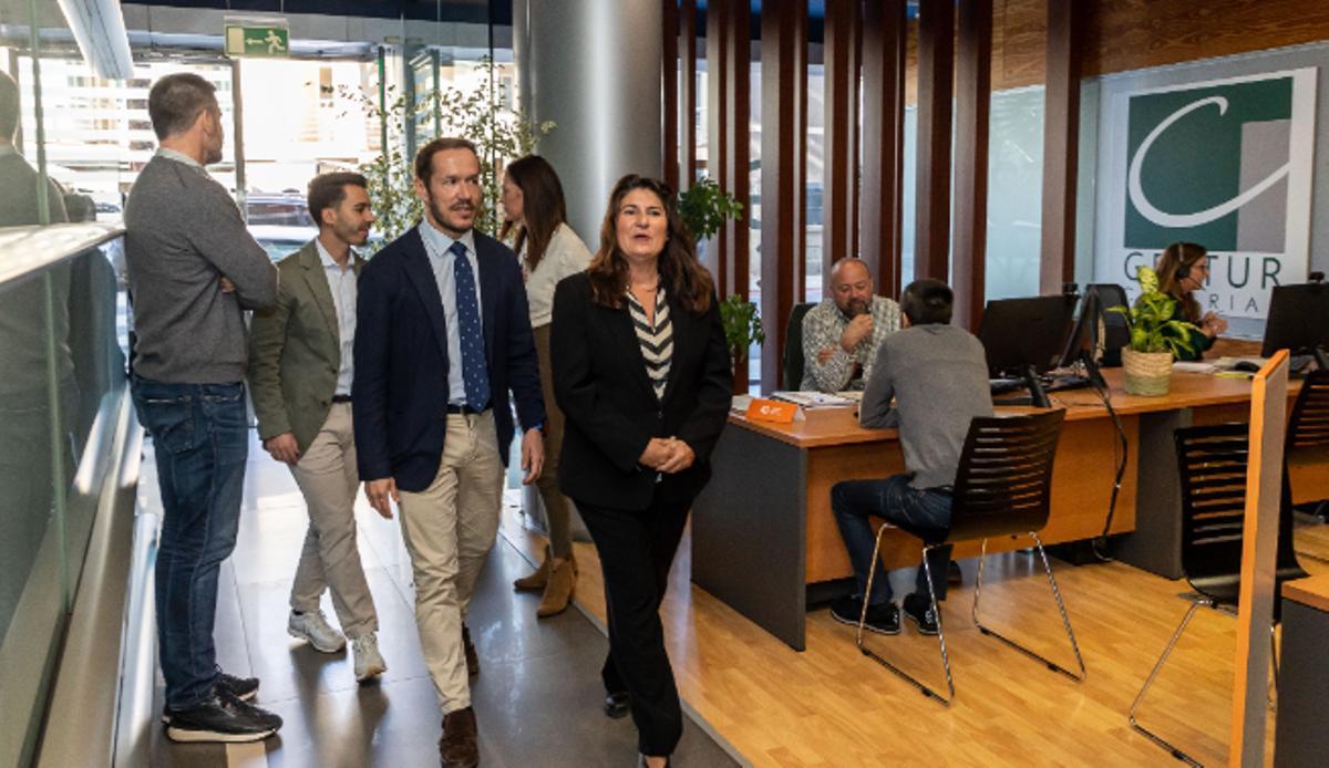 Hernández Zapata, junto a la viceconsejera Julieta Schallenberg, ayer en la Oficina de Energía inaugurada.