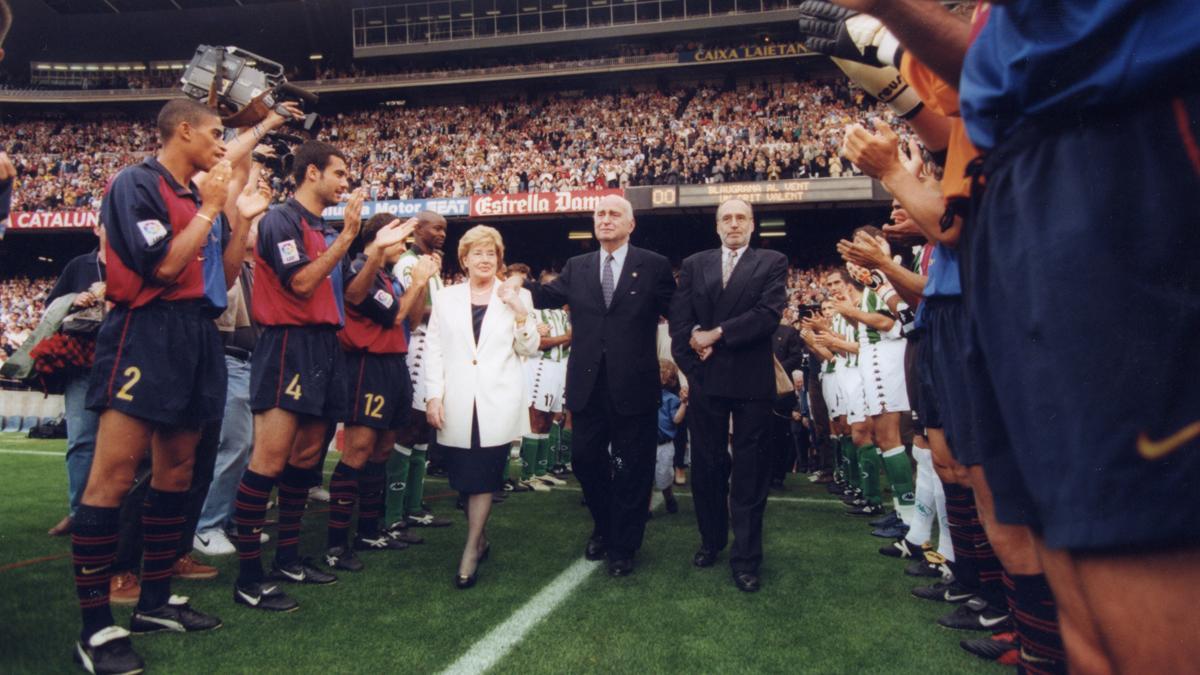 Una imagen de la segunda jornada del homenaje a Casaus, su salida al Camp Nou el 14 de junio de 1999