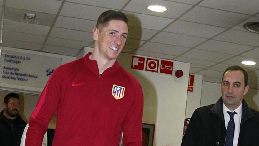 Torres abandona sonriente el hospital tras el susto en Riazor