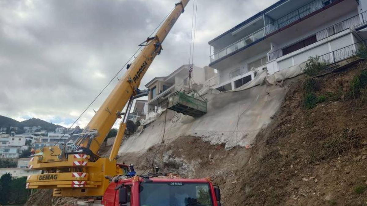 Territori preveu estabilitzar el talús amb formigó projectat, malla metàl·lica i barres d’ancoratge, mentre els municipis demanen una solució urgent.
