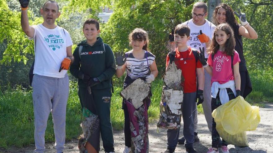 Participantes na recollida no entorno do río Sar, unha actividade pasada da asociación Amicos