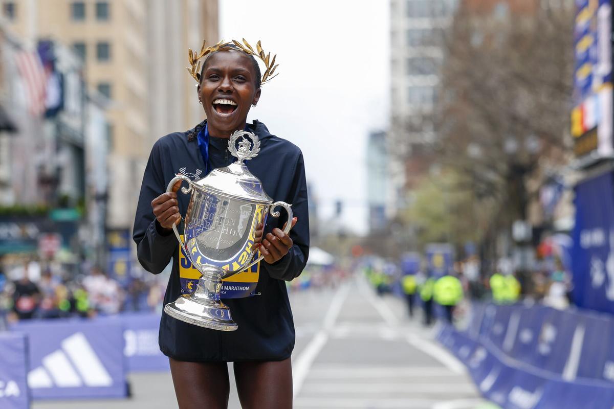 Sharon Lokedi posa con el trofeo de la edición 130 del Maratón de Boston