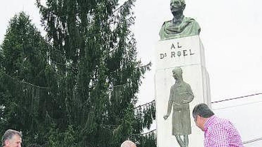 Escobio y Caso descubren la placa junto al busto del doctor Roel, en Ceceda.