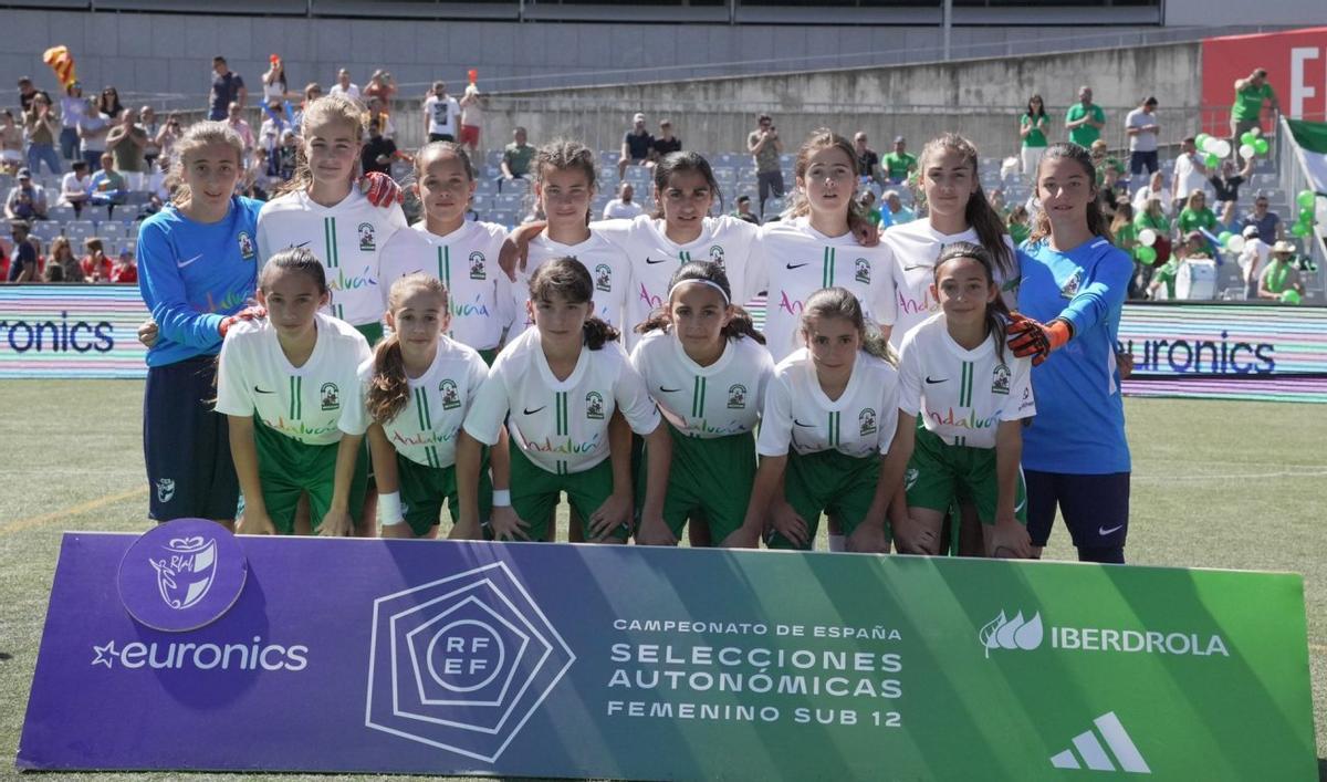Formación de la selección andaluza sub 12 femenina de fútbol.