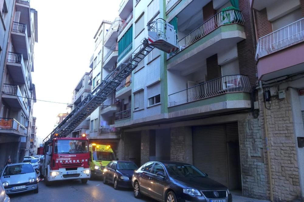 Els Bombers participen en un servei de telessistència al carrer Lepant