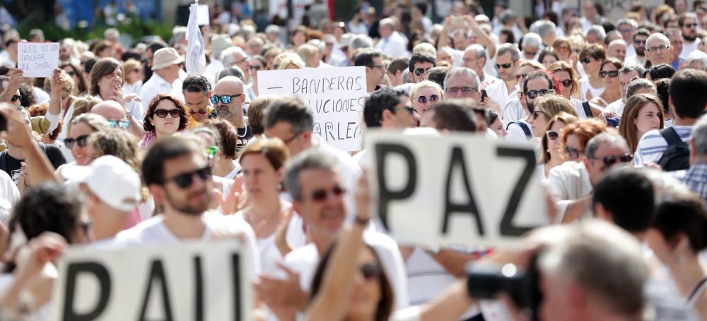 Concentración en València por el diálogo en Cataluña