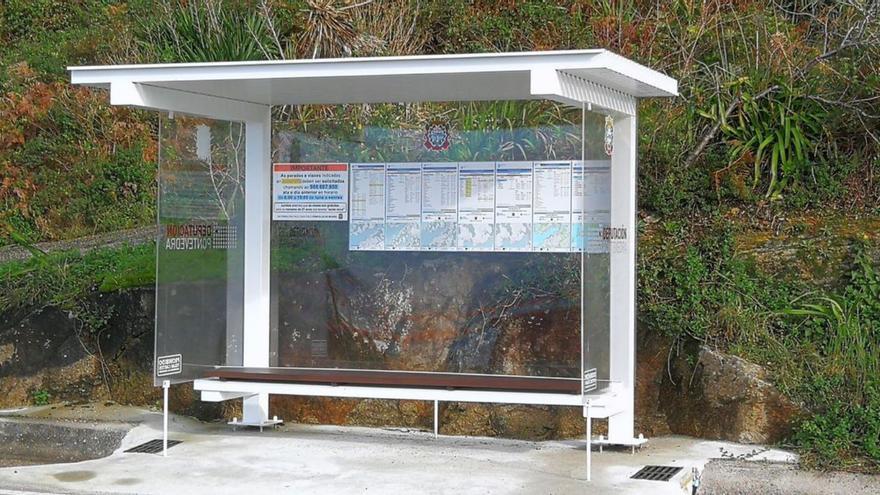 Nueva marquesina instalada en A Borna para los usuarios del transporte público por carretera.    | // FDV